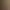 Füße einer Person, die barfuß auf Tonkugeln in einer Holzwanne steht, umgeben von Vegetation