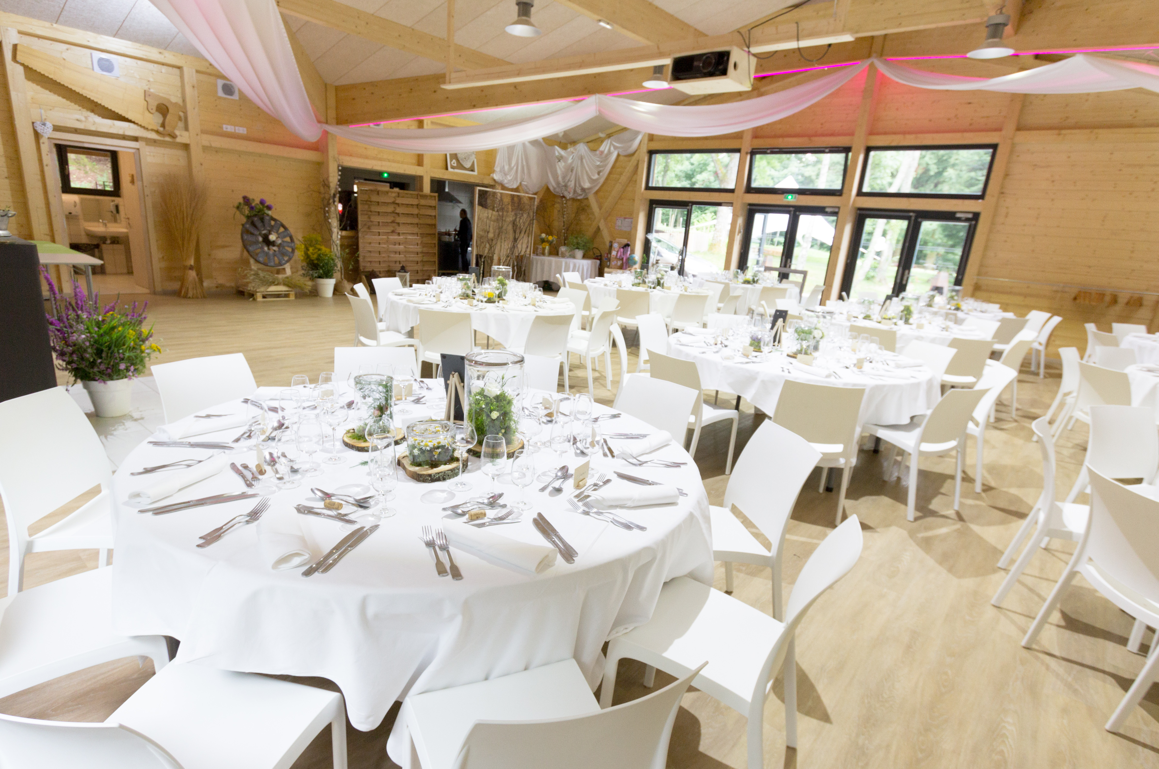 Décoration de la salle de repas d'un mariage au Domaine du Hirtz