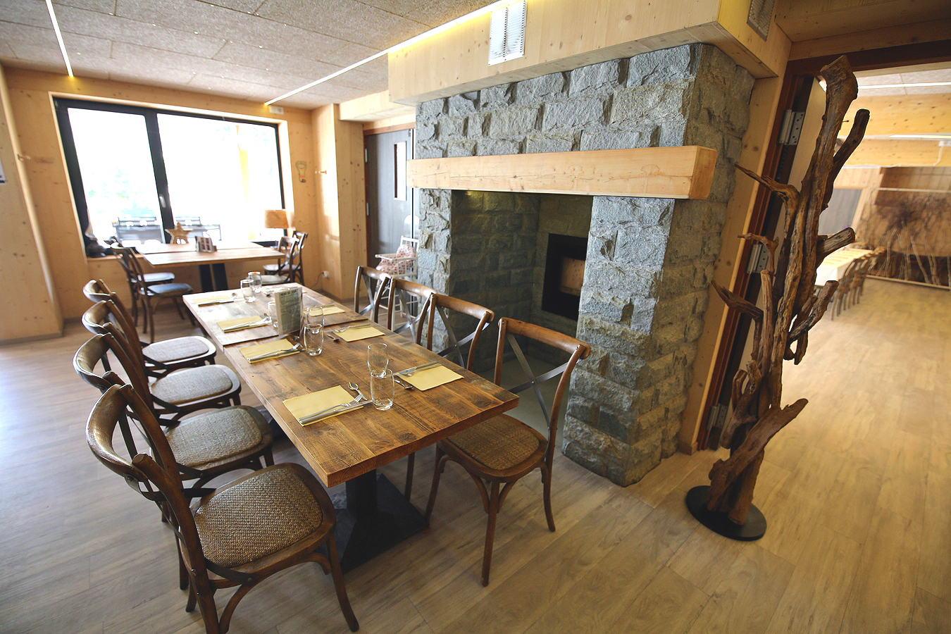 Salle de restauration de l'Auberge du Domaine du Hirtz avec sa cheminée